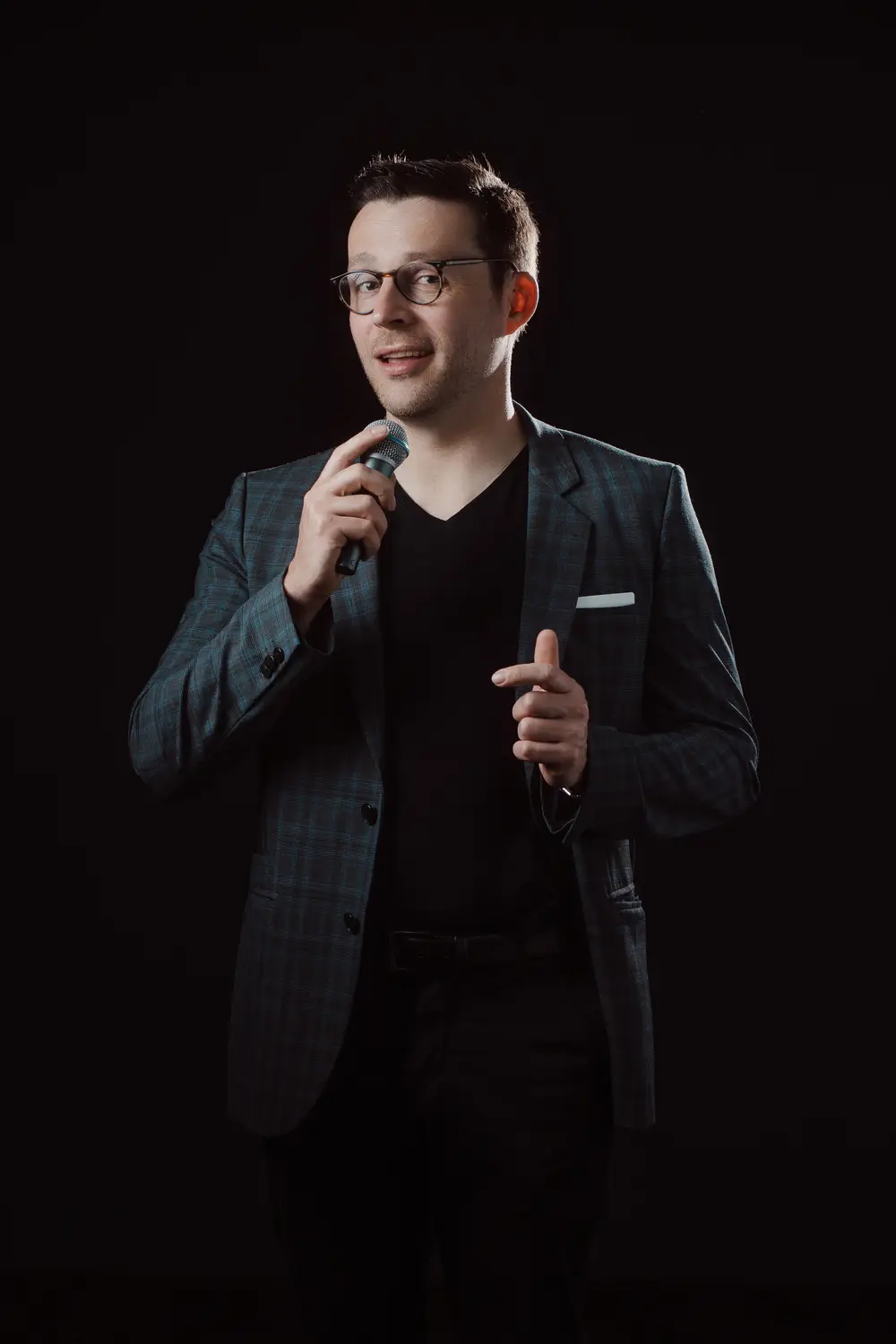 Hugo Marceau, international mentalist and AI magician, speaking into a microphone
