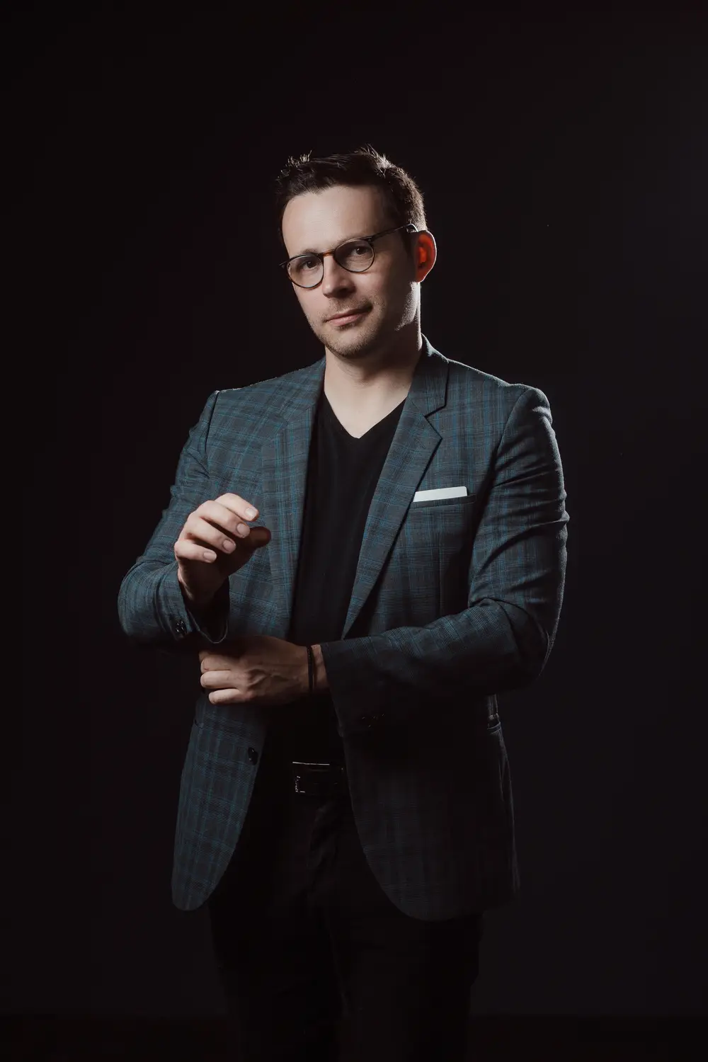 Trade show magician performing on an exhibition stand