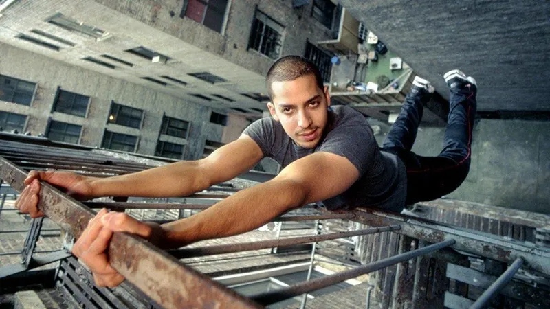 David Blaine en équilibre face au vide, lors d'une de ses performances d'endurance