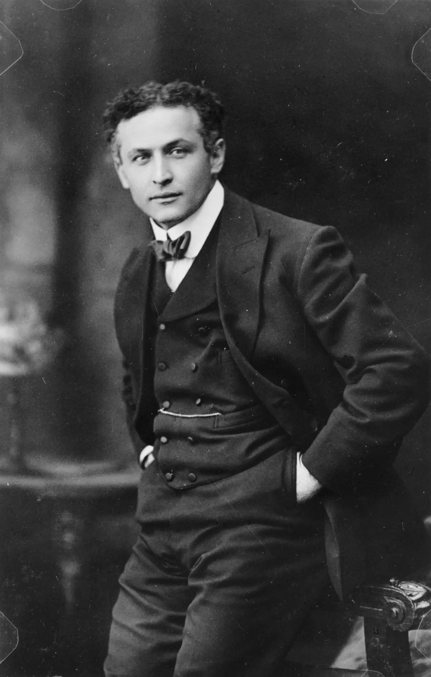 Harry Houdini, inventeur de l'art de l'évasion — portrait vers 1913
