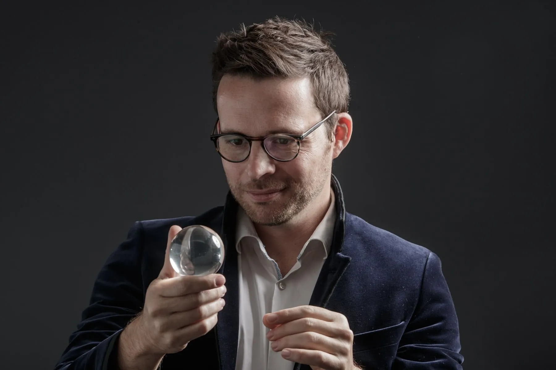 Numéro de mentalisme, lecture dans une boule de cristal — Marseille