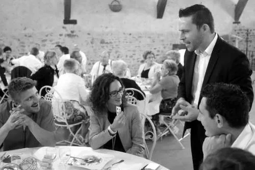 Magicien Mentaliste à Annecy — Performance de mentalisme par Hugo Marceau