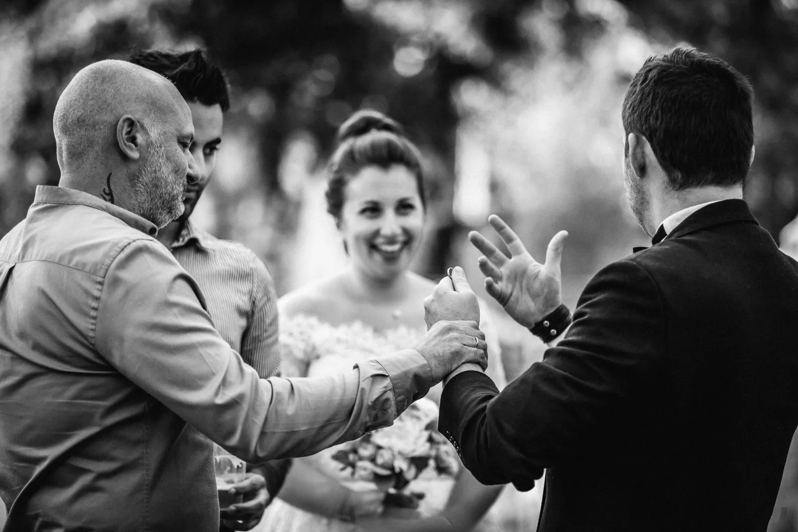 Hugo Marceau magicien mentaliste réalise un tour de magie devant la mariée et ses invités lors d'un mariage en noir et blanc