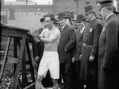 Archive de 1907 : Harry Houdini saute d'un pont menotté et s'en échappe